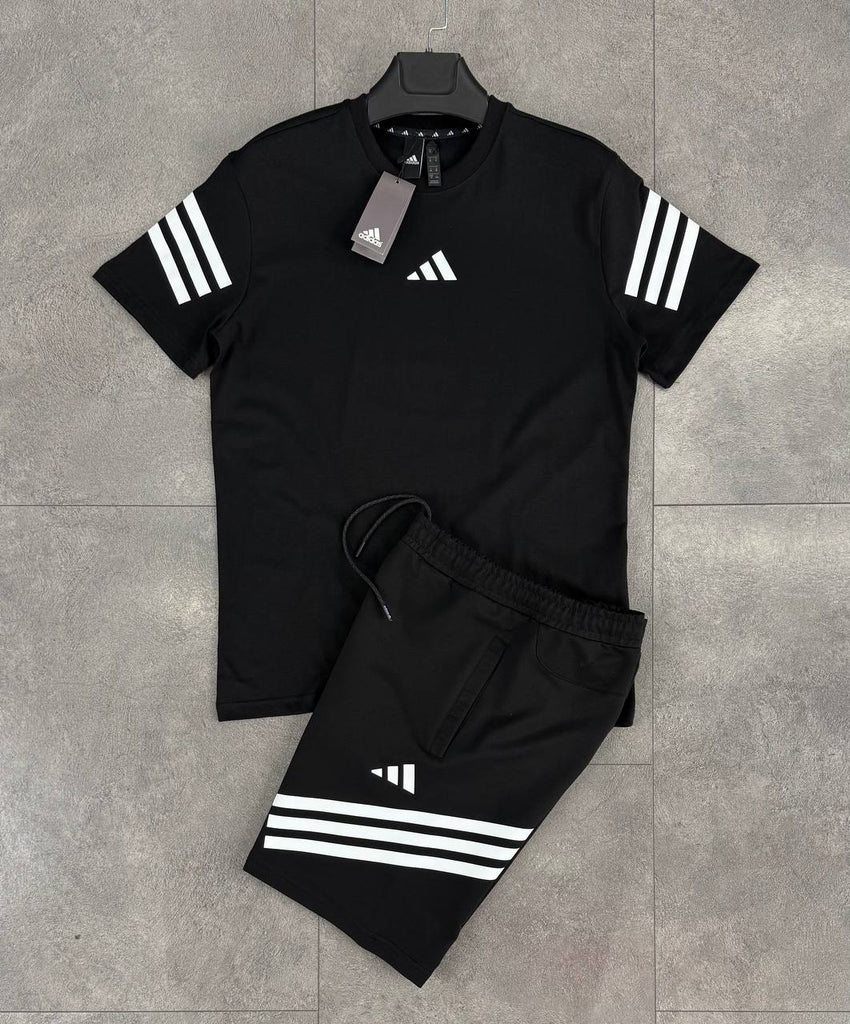 Prémium minőségű Adidas férfi szett, amely rövidnadrágból és egy fekete, fehér csíkos pólóból áll.