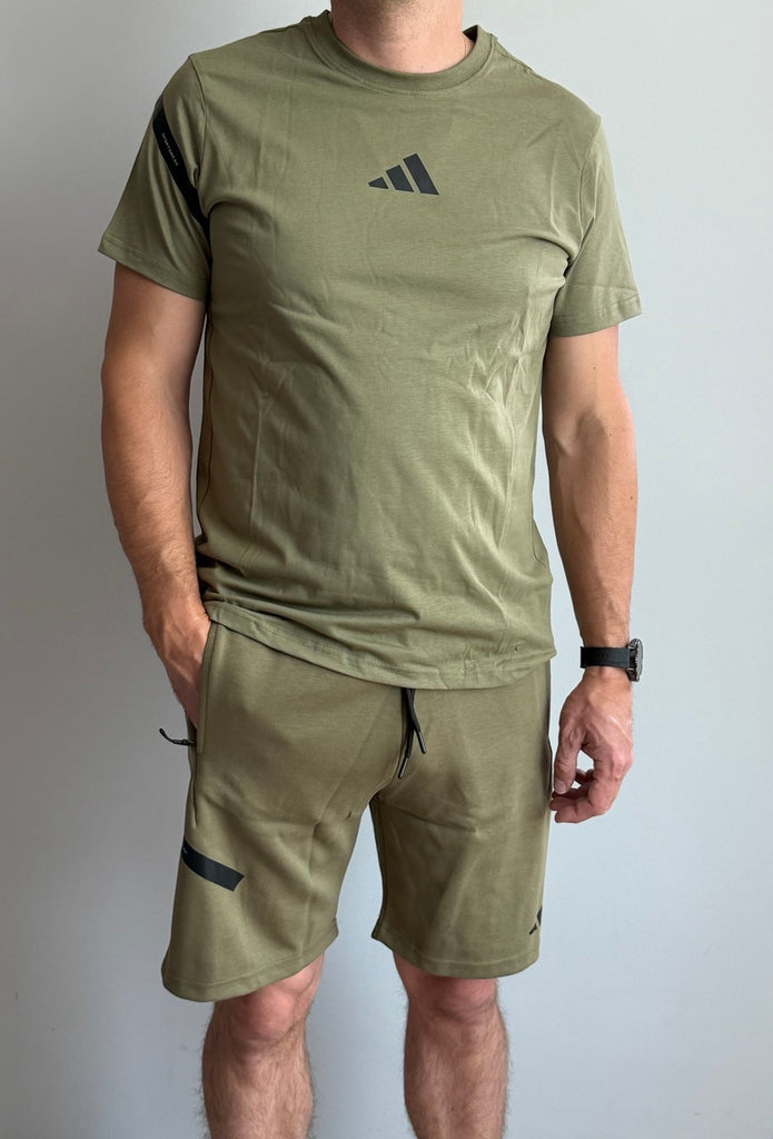 Prémium minőségű Adidas férfi szett, amely egy pólóból és egy rövidnadrágból áll, olívazöld színben.
