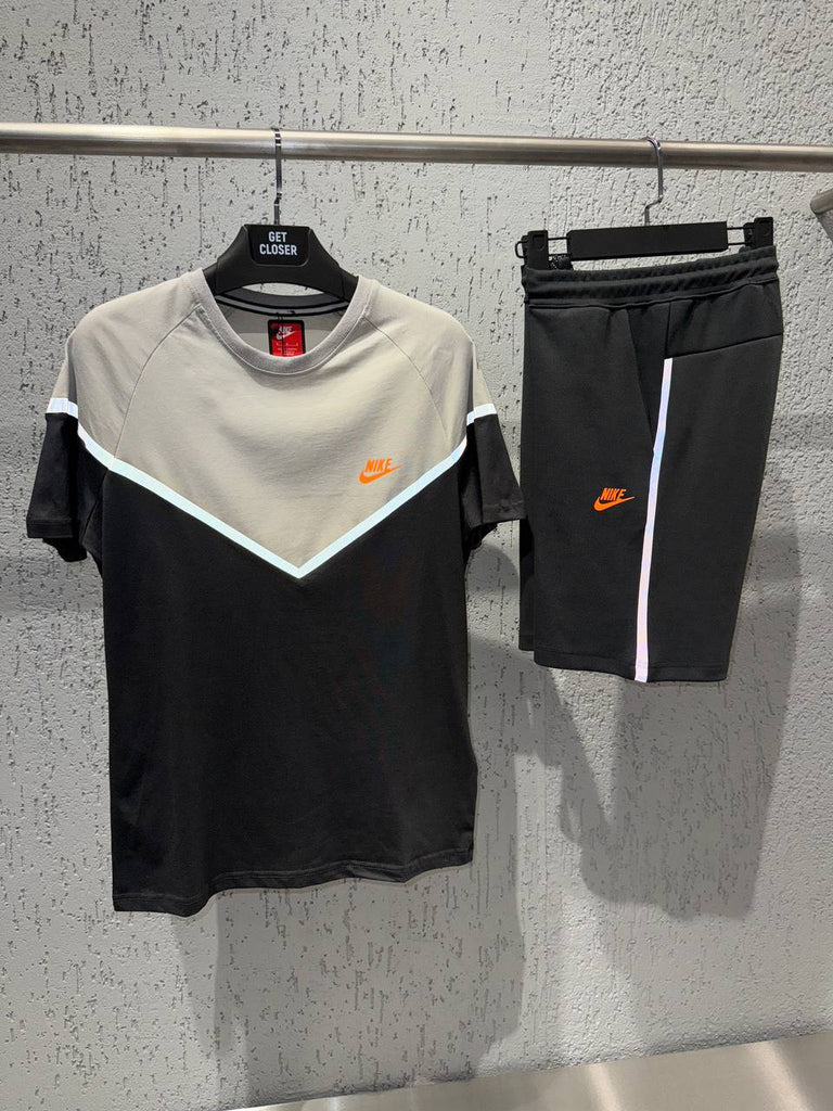 Férfi Nike Tech Fleece szett, amely fekete rövidnadrágból és bézs-fekete pólóból áll. Prémium minőség.