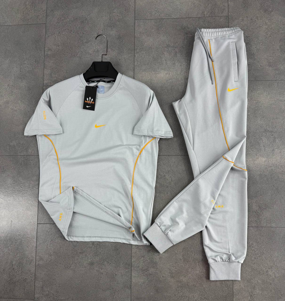 Moški komplet Nike 'Nocta', majica in dolge hlače v svetlo siva, z logotipom na rokavih