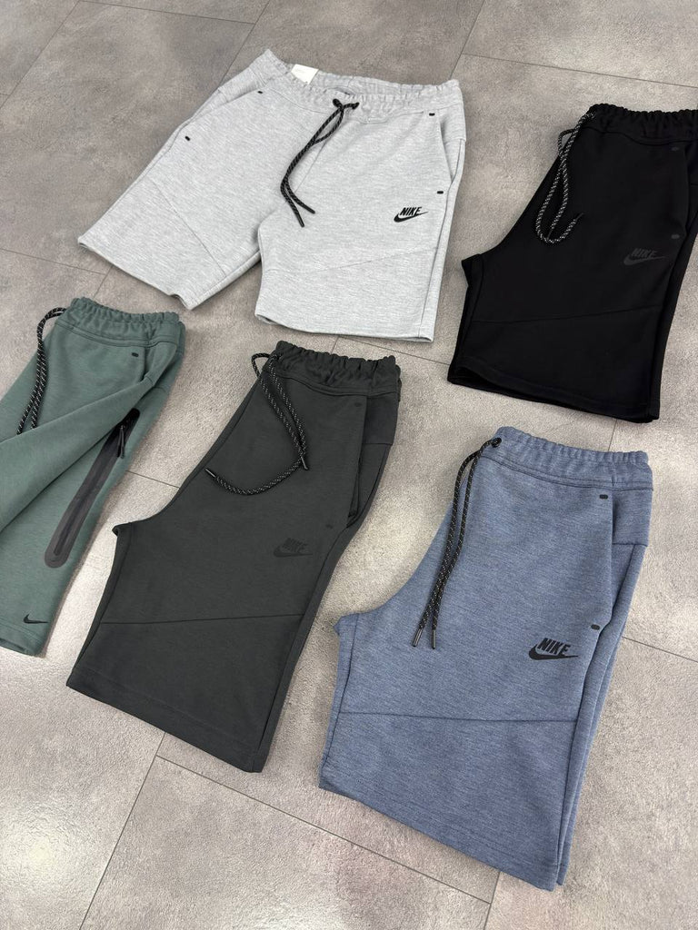 Nike Tech Fleece férfi rövidnadrág, fekete színben.