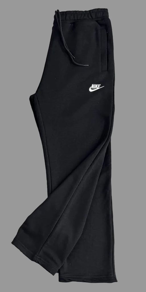 Nike férfi melegítőnadrág, fekete fehér logóval, egyenes szabás
