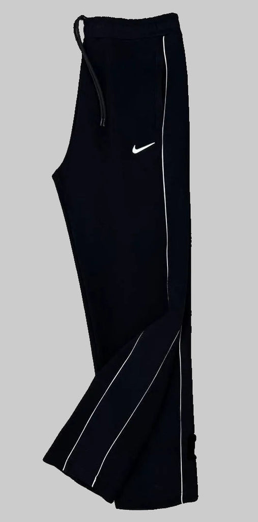 Nike férfi melegítőnadrág, fekete két fehér csíkkal